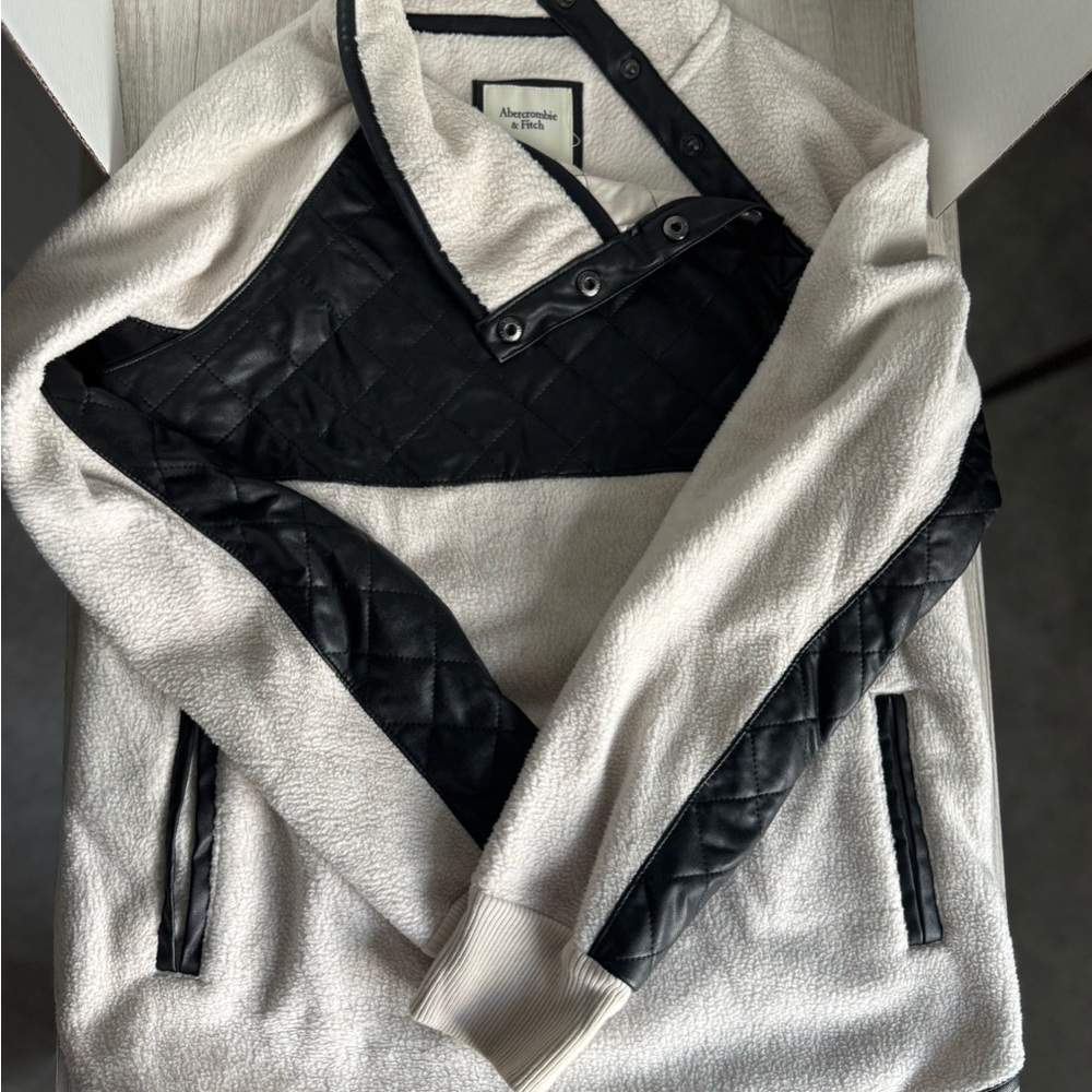 Abercrombie & Fitch Black and White Quilted Pullover